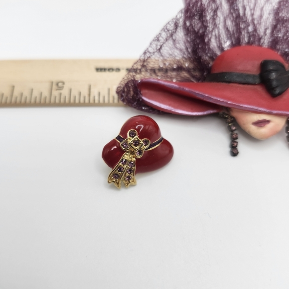 Member of the red hat lady society? Or do you enjoy hats? Gold tone & artisan - Picture 3 of 6